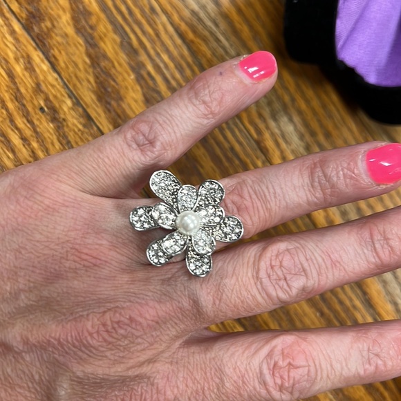 GUESS | large silvertone rhinestone/pearl flower ring size 7 INCLUDES BOX - Picture 5 of 6